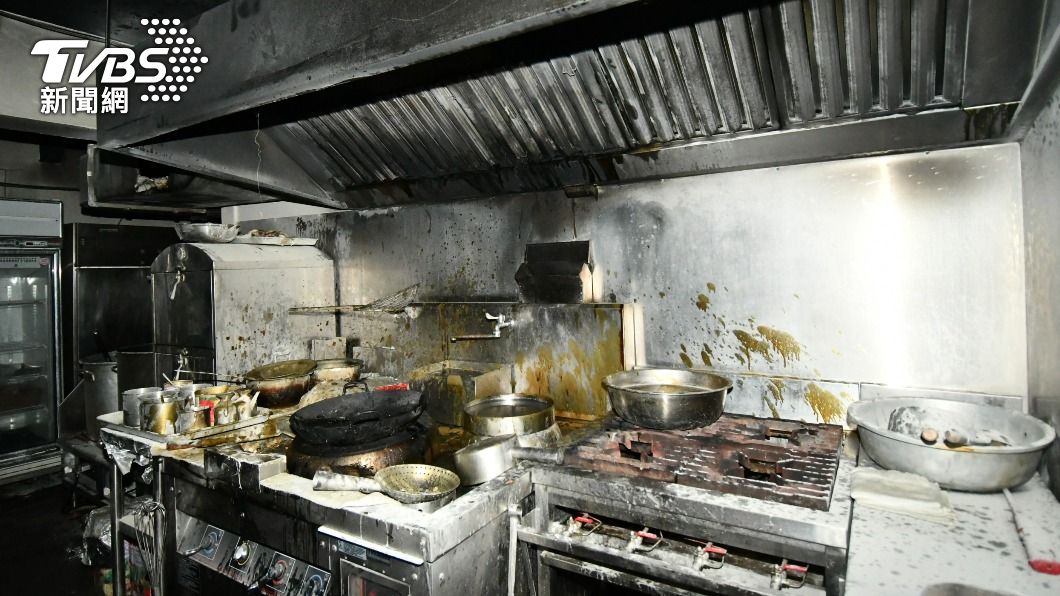 油鍋起火是炊事不慎火警中的主要原因。（圖／TVBS）