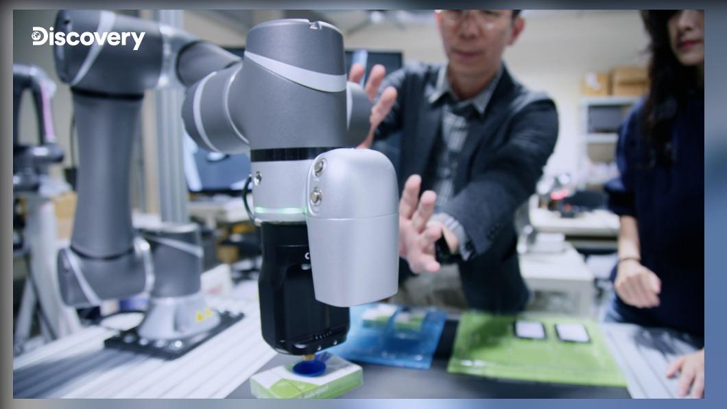 達明機器人首創業界唯一自帶智慧視覺機器手臂。(圖/ Discovery 提供)