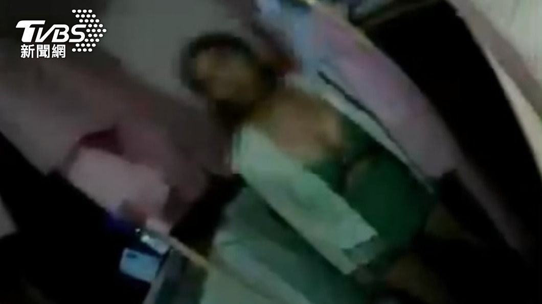 女子從事性交易被警方抓包。（圖／TVBS） 越南按摩店藏春色！警夜間上門　抓到3對男女「交易中」