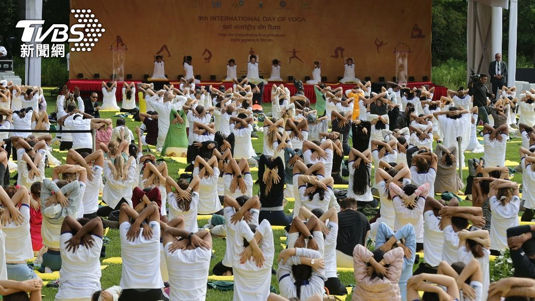 印度古茶拉底省超過12萬5000人同場做瑜伽，刷新世界紀錄。（圖／達志影像美聯社）