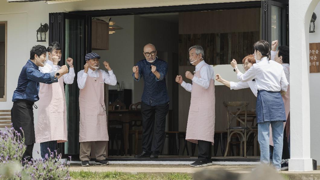 《歡迎光臨花甲食堂第2季》的主持群跟爺爺奶奶在餐廳開張前互相加油打氣。（圖／杰德影音提供）
