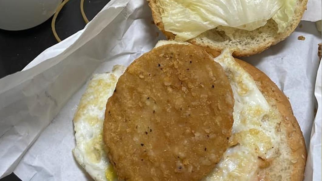 一名網友分享從早餐店買的漢堡配料。（圖／翻攝自爆料公社二館） 