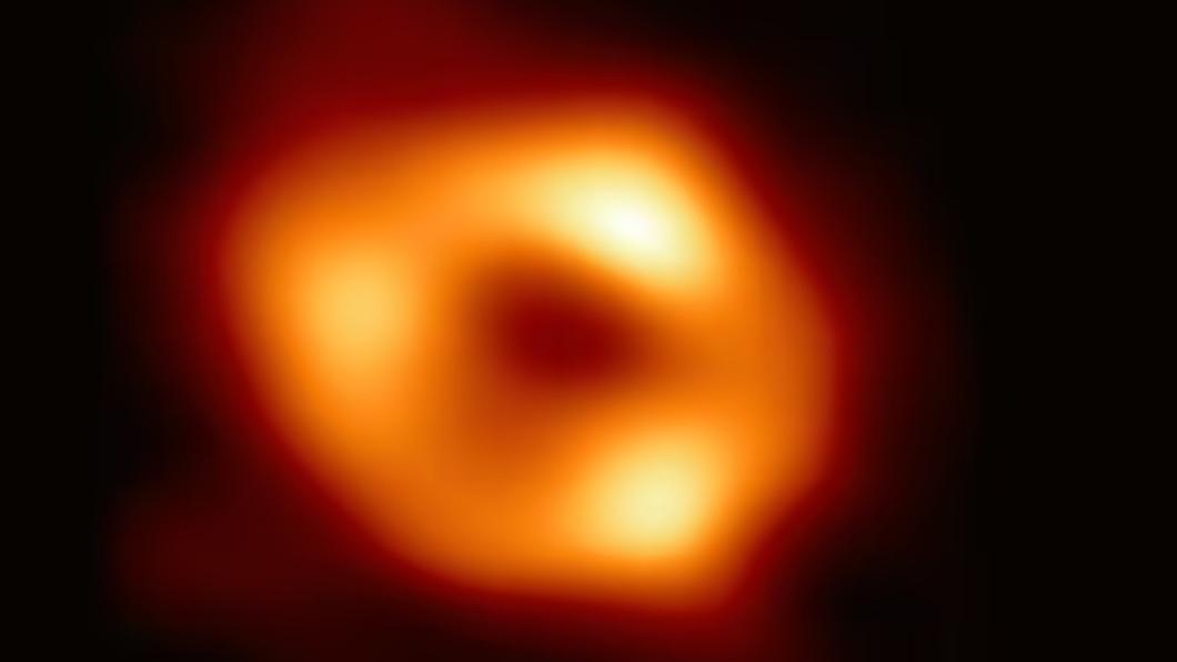 銀河系中心的超大質量黑洞「人馬座A*」（Sgr A*）。（圖／翻攝自《每日郵報》）