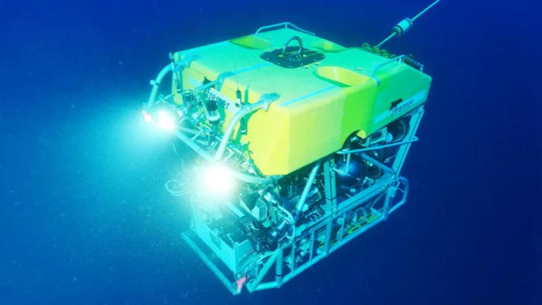 搜救隊正遠端操作機具搜尋「泰坦號」殘骸。（圖／翻攝自《BBC》）