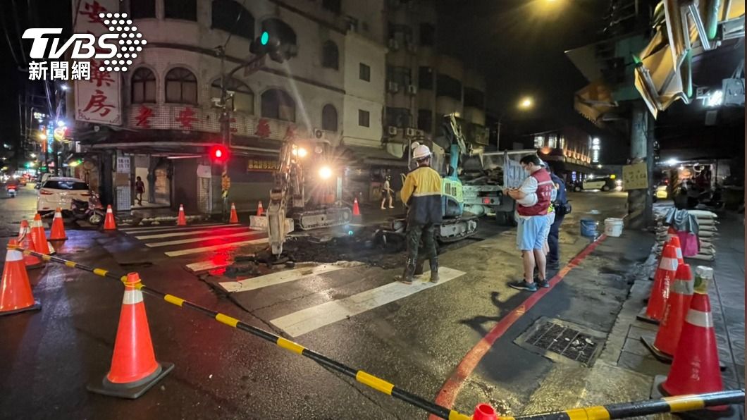  新北鶯歌建國路道路破損搶修中。（圖／中央社）