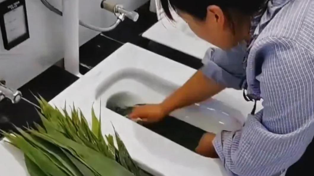 中國大陸某商家「便斗清洗粽葉」畫面瘋傳。（圖／翻攝自@新浪網　微博）