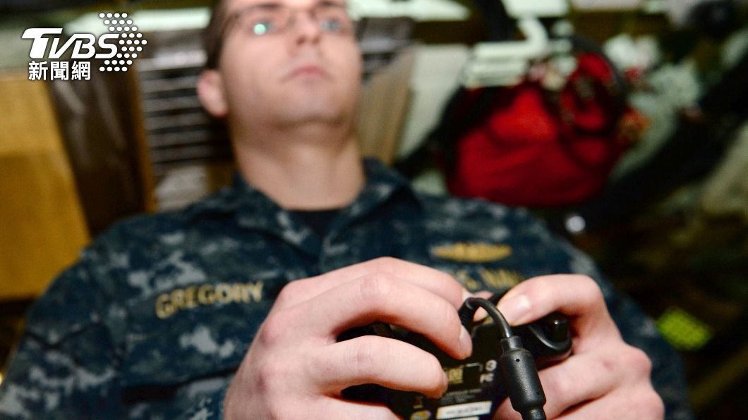 美國海軍使用Xbox遊戲控制器操縱潛艦上的光子桅杆。（圖／達志影像美聯社）