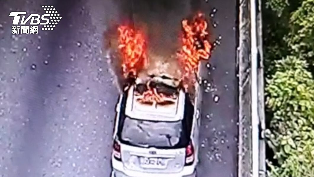 火勢幾乎吞噬汽車。（圖／TVBS）