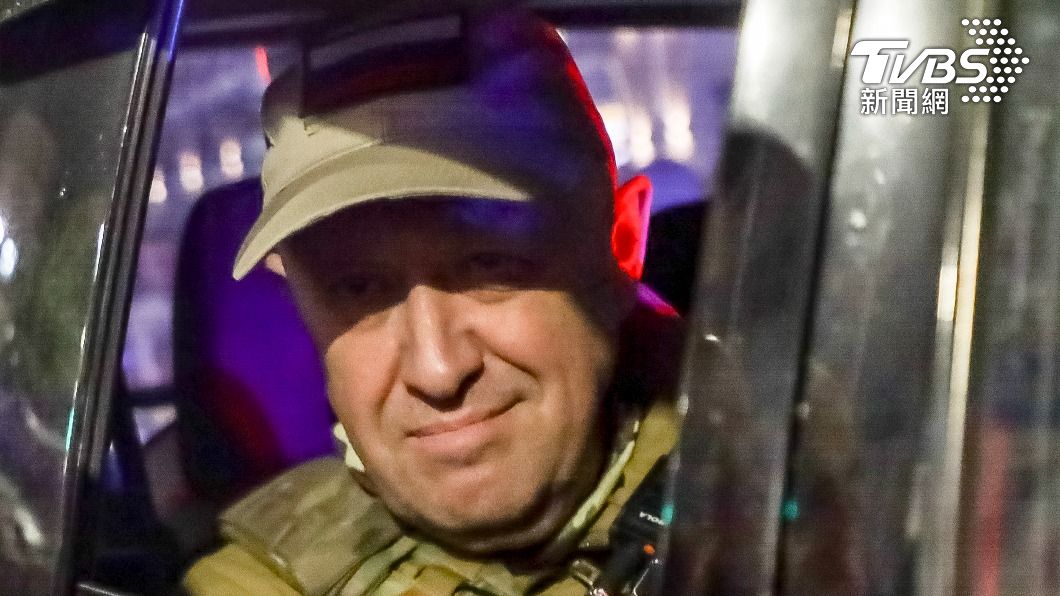 瓦格納領袖普里格津乘坐在車隊中離開佔領的俄南城市羅斯托夫。（圖／達志影像美聯社）
