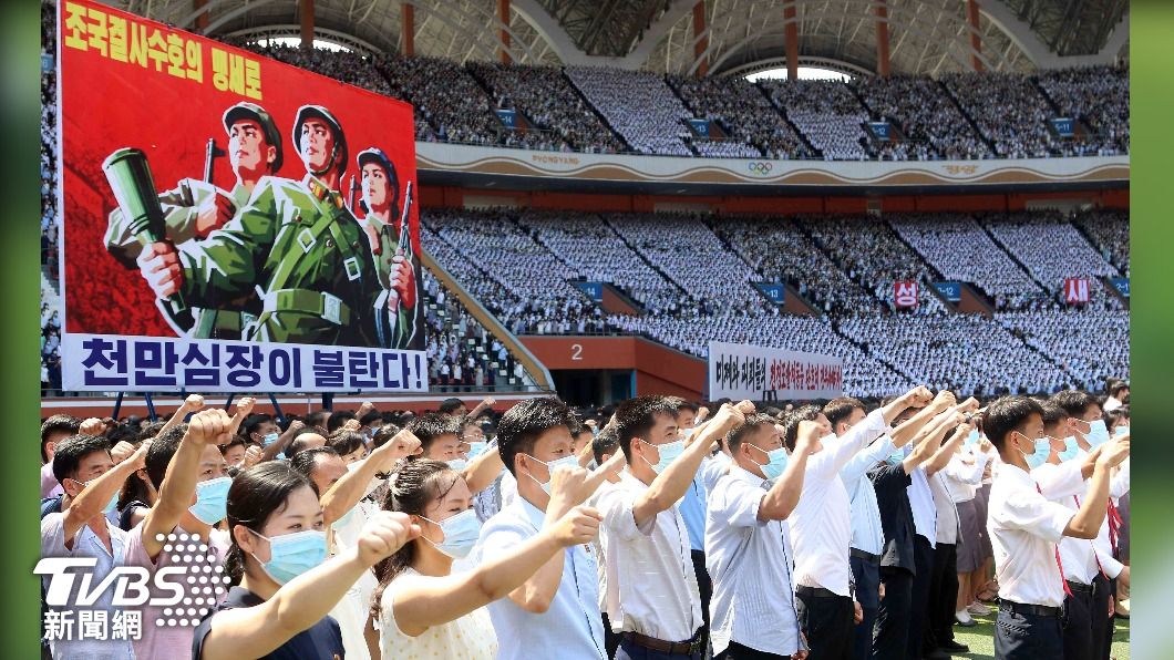 上萬北韓民眾聚集平壤體育場，紀念韓戰、同時向美國嗆聲。（圖／達志影像美聯社）
