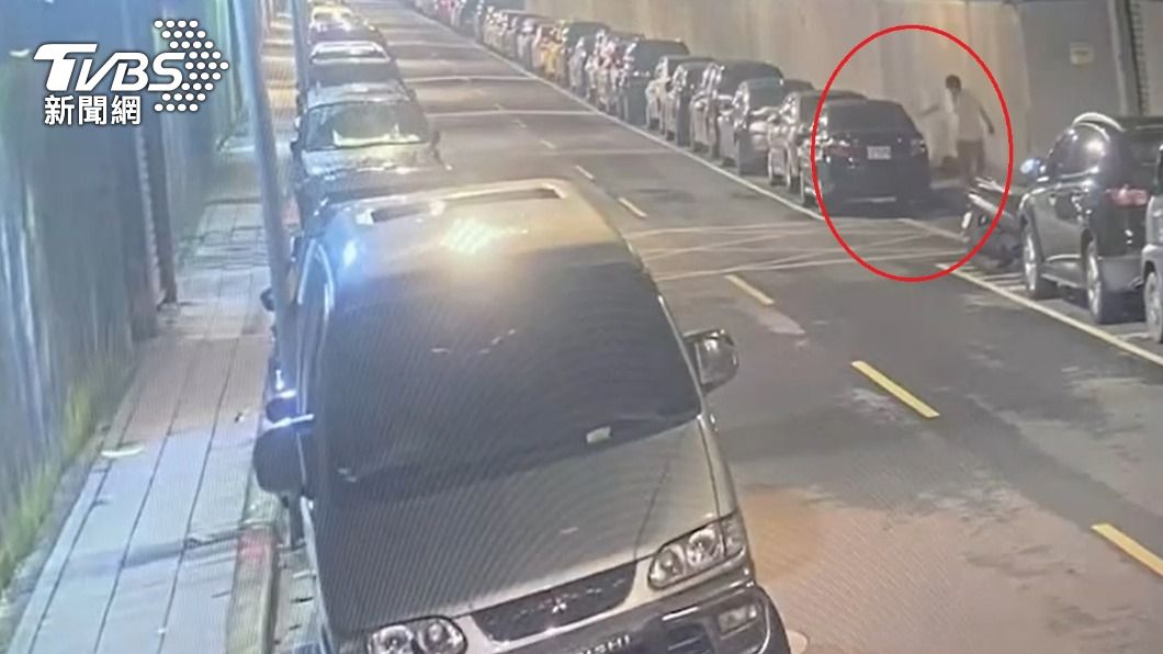 林男沿路砸車，過程全被監視器拍下。（圖／TVBS）