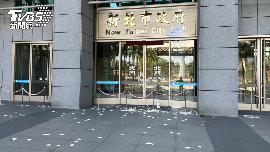 新北市政府再度遭人潑漆撒冥紙。（圖／TVBS）
