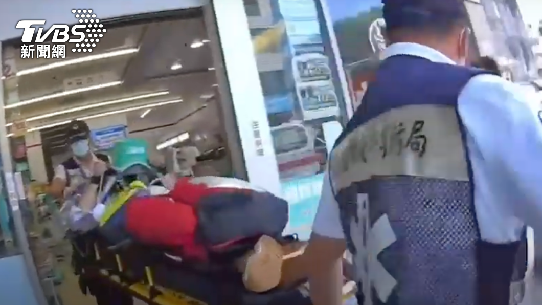 黃姓店長被抬上擔架送醫。（圖／警方提供）