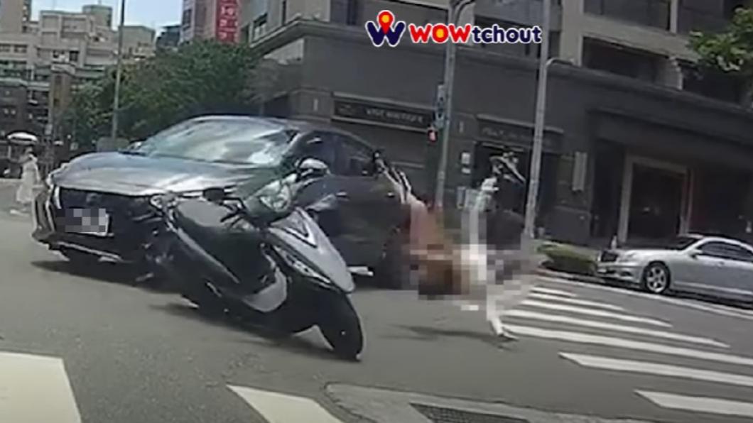 轎車轉彎撞擊直行機車，女騎士摔飛。（圖／翻攝自WoWtchout-地圖型行車影像分享平台） 