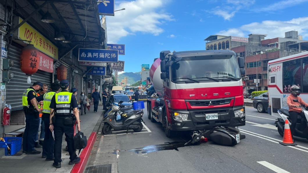 水泥預拌車與機車擦撞，騎士遭輾斃。（圖／民眾提供）