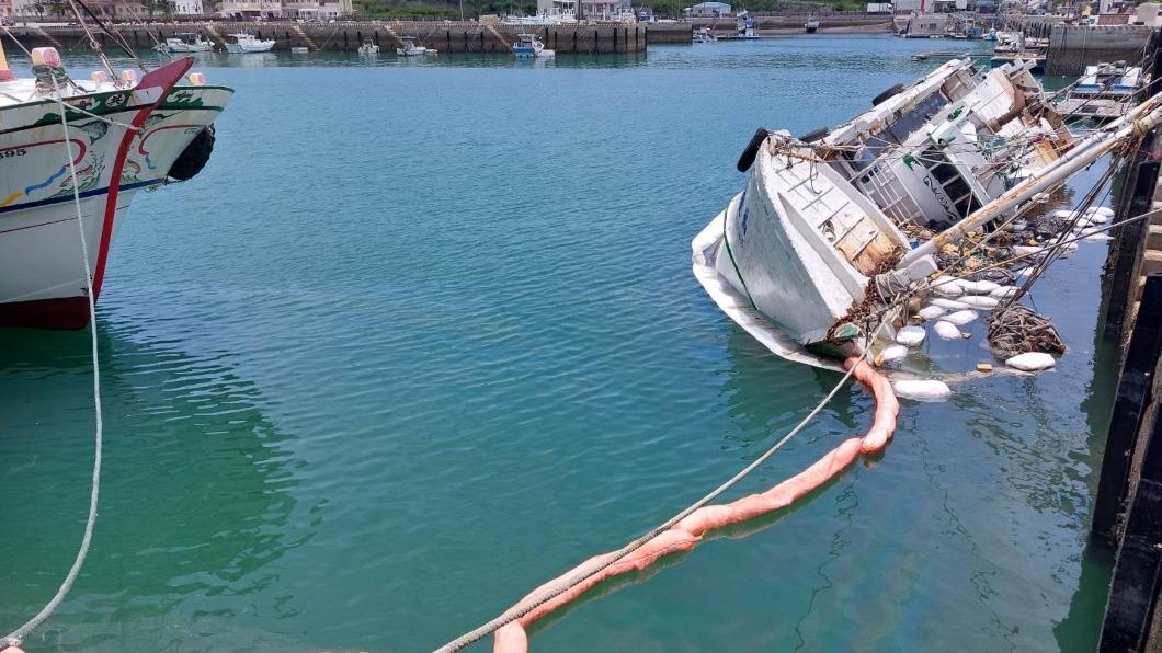 澎湖待修漁船傾斜發現及時漏油未擴大。（圖／第七岸巡隊提供）