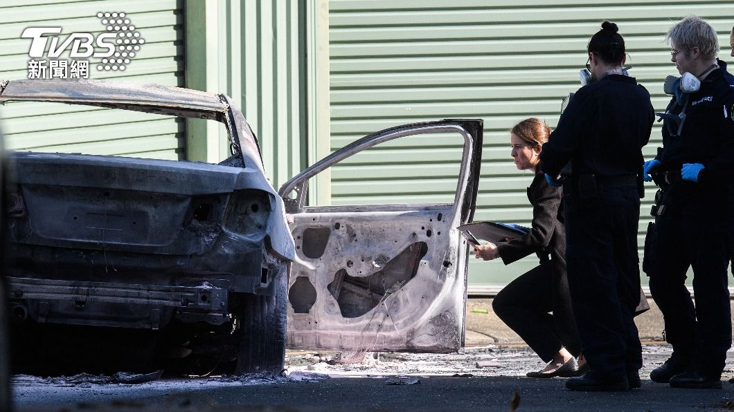 澳洲雪梨熱鬧的購物區發生槍擊案，警方在案發現場數公里外發現燒毀的車輛，並在車內找到1把槍枝。（圖／達志影像歐新社）