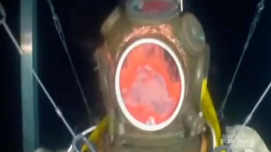 潛水衣「深海失壓」下，裡面的人體模型被「壓成肉醬」。（圖／翻攝自《紐約郵報》）