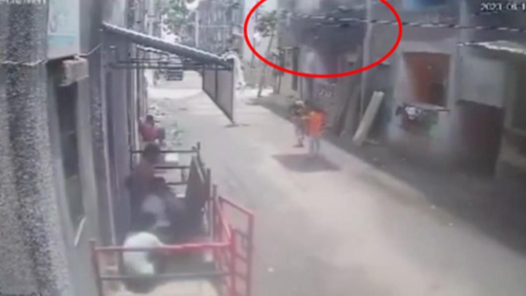 印度男子被從天而降的水塔砸中。（圖／翻攝自@nofones　Twitter）