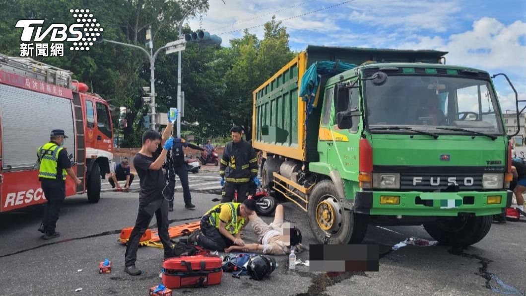 台東縣關山鎮仁愛路與溪埔路口昨日下午發生一起車禍。（圖／TVBS）