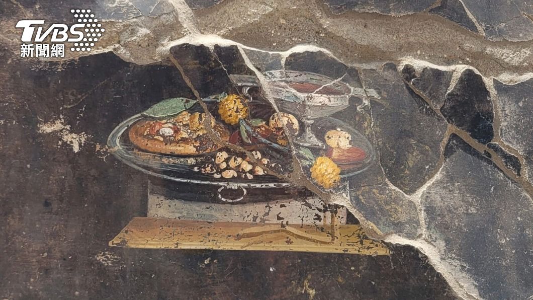 龐貝建築物上的壁畫，出現疑似披薩的食物。（圖／達志影像美聯社）