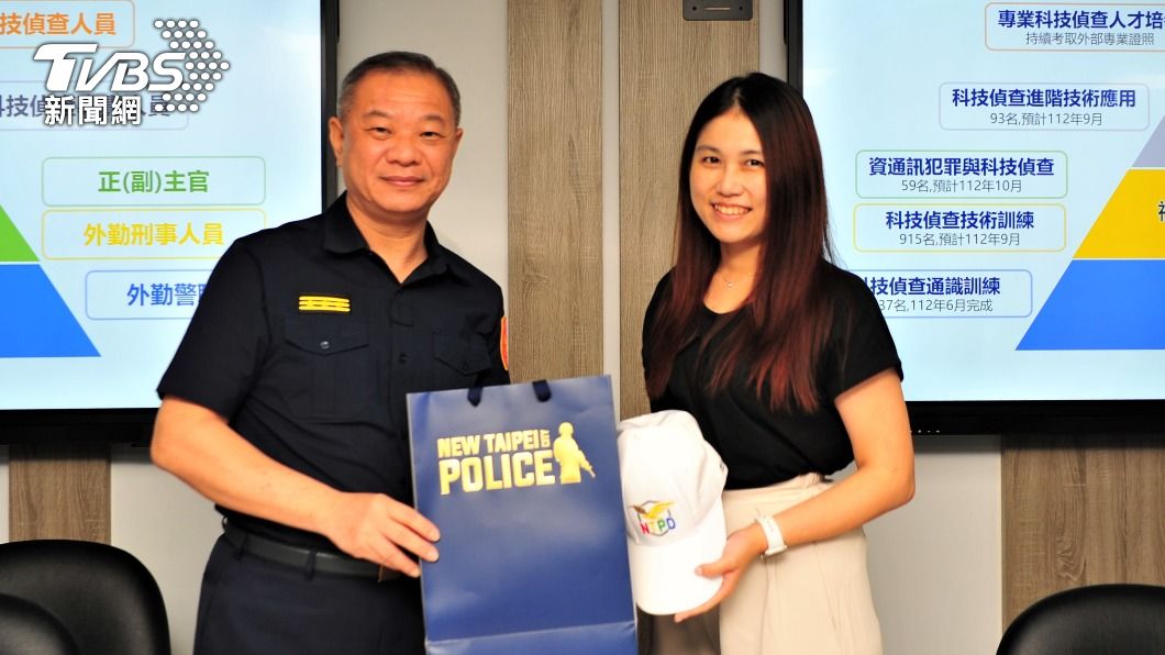 虛擬貨幣調查專家蔡孟凌（右）受邀至警局開班教授虛擬貨幣相關知識 。（圖／TVBS）