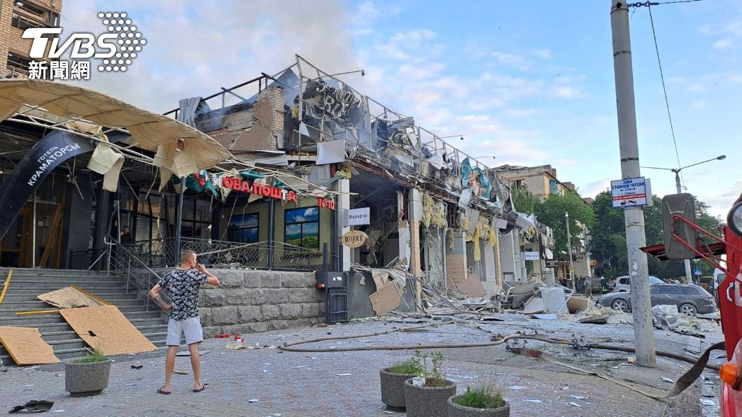俄羅斯發射飛彈擊中烏東一家餐廳。（圖／達志影像美聯社）