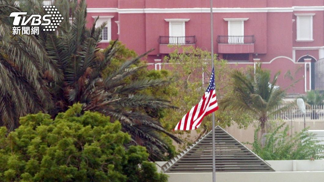 2004年時，美國駐沙烏地阿拉伯吉達領事館發生襲擊事件，當時領事館降半旗哀悼。（圖／達志影像美聯社）