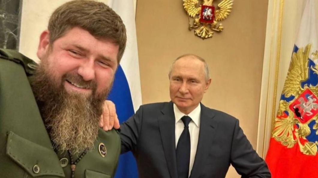 卡德羅夫（Ramzan Kadyrov）與普欽自拍合照。（圖／翻攝自《每日星報》）