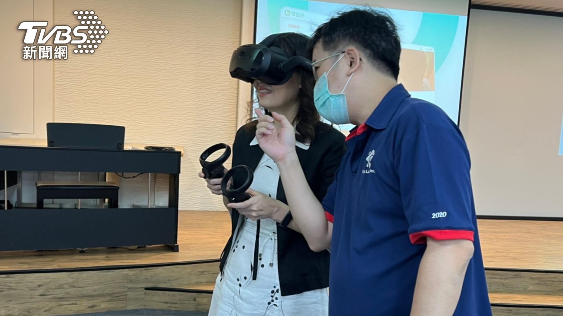 新北市國教輔導團參訪威盛電子，校長實際體驗VR技術如何實際應用於教學上 (圖/學習吧）