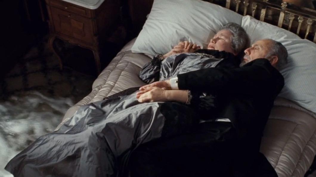 盧帕特在《鐵達尼號》中飾演與妻子相擁、靜靜等待死亡到來的丈夫。（圖／翻攝自IMDb）