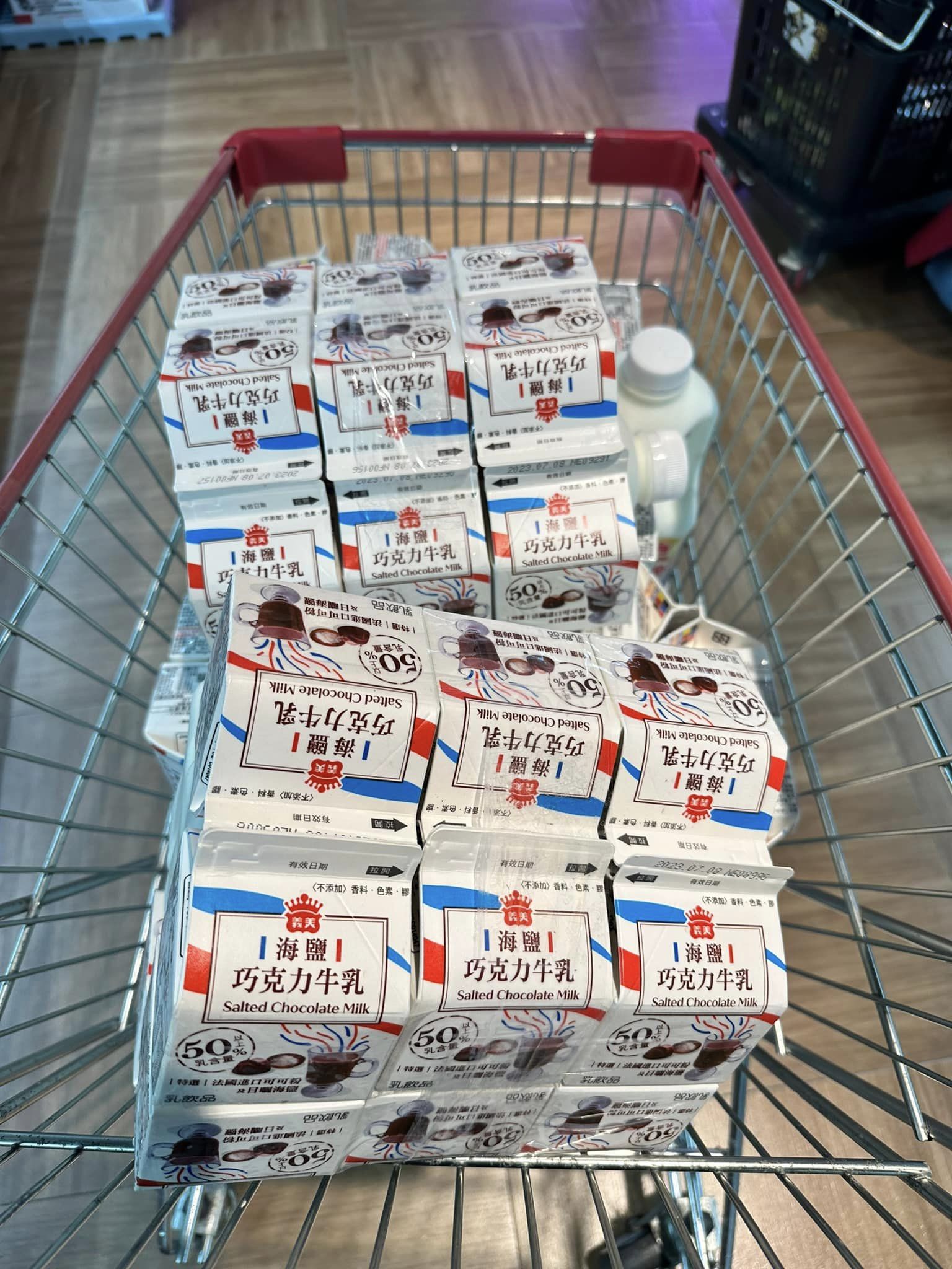 全聯鮮乳買1送12。（圖／翻攝自《全聯消費經驗老實說》） 買1送12！全聯鮮奶「超浮誇贈品」　婆媽搶爆：倒賺百元