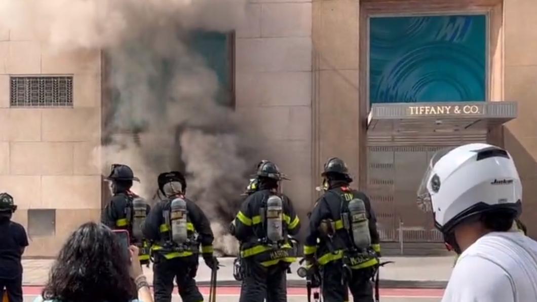 紐約曼哈頓第五大道的Tiffany珠寶店發生火災，2人送醫。（圖／翻攝自JayneZirkle推特）