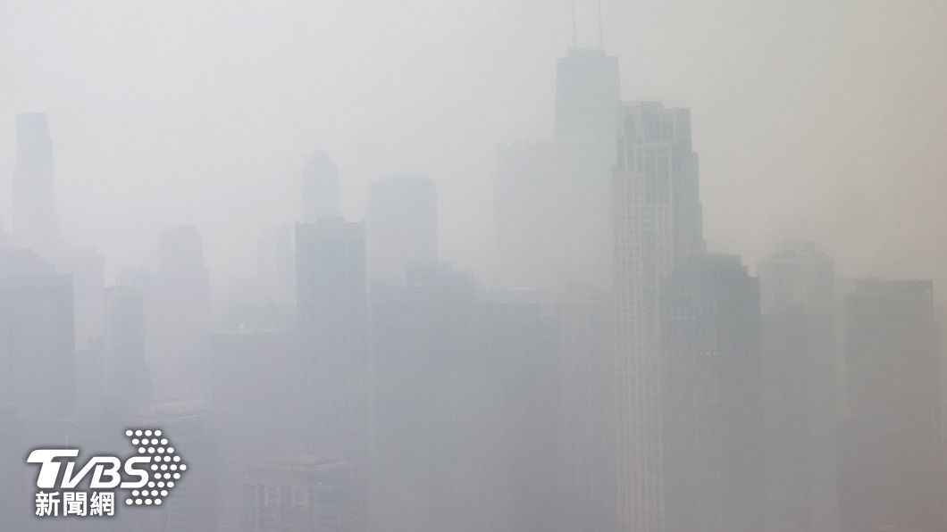 加拿大嚴重的森林野火，讓芝加哥等多個美國城市陷入嚴重空汙威脅。（圖／達志影像美聯社）