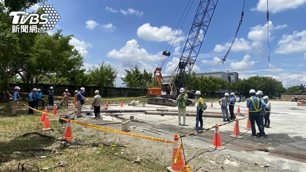 高雄市大寮區山仔頂段一處興建中的社會住宅發生工安意外。（圖／警方提供）