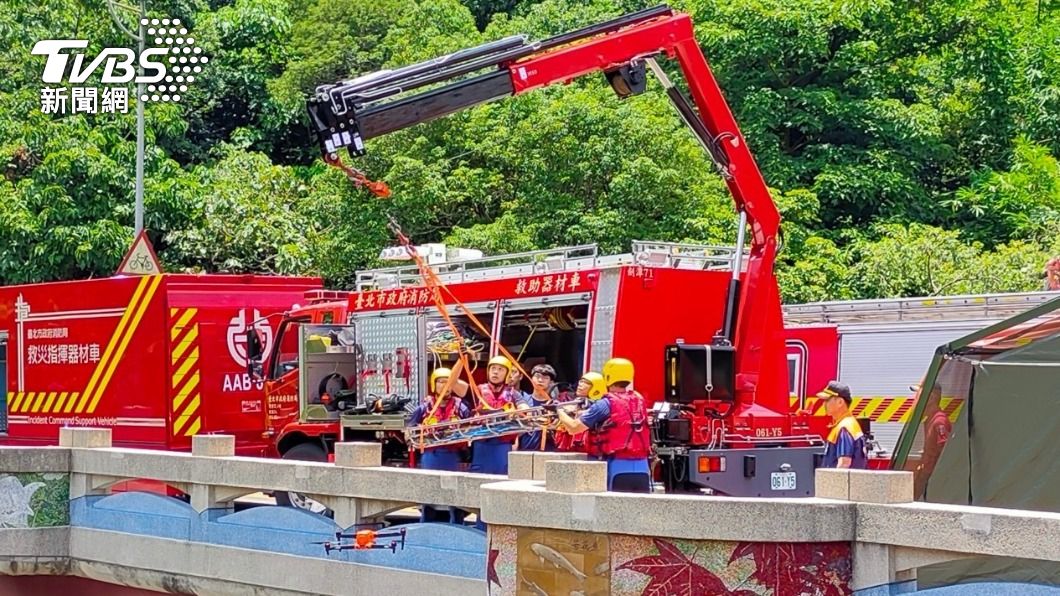 台北市消防局出動各式器材進行模擬。（圖／TVBS）