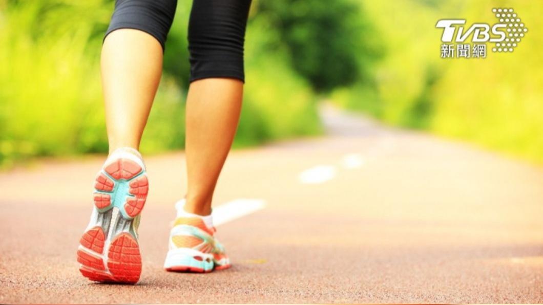 每天走路一小時助身心健康，醫師也推薦快走與慢跑等運動。（示意圖／shutterstock達志影像）