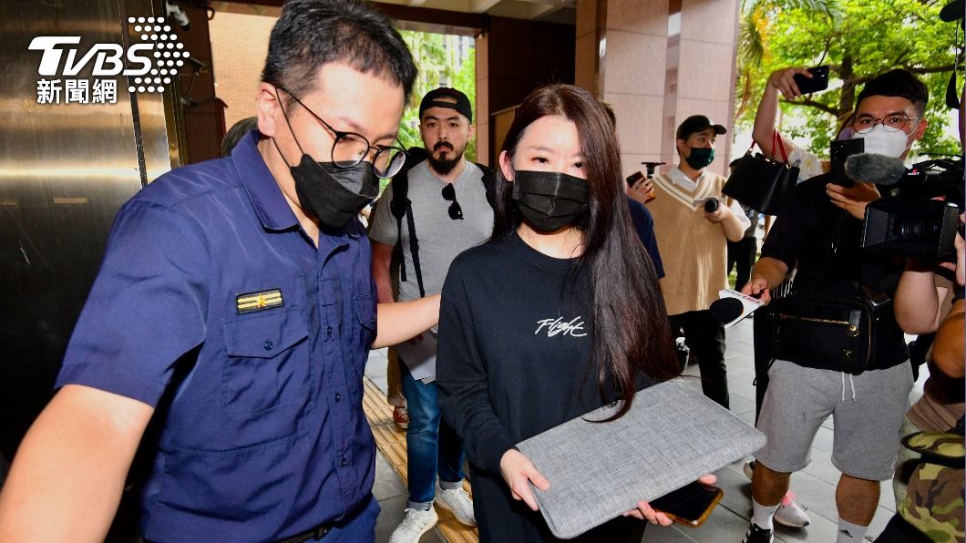 網紅小紅老師今日赴台北地檢署按鈴控告藝人NONO性騷擾。（圖／TVBS）