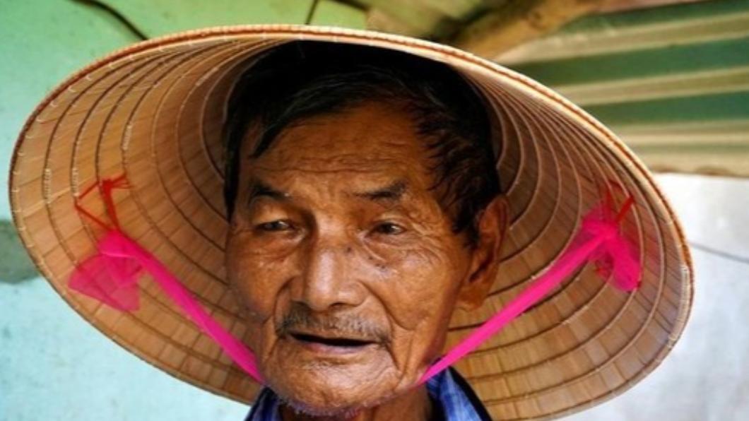 越南80歲老翁泰玉（Thái Ngọc）聲稱已61年沒睡。（圖／翻攝自《每日星報》） 60多年沒睡！8旬翁越戰後「永久失眠」　靠這2物醒著