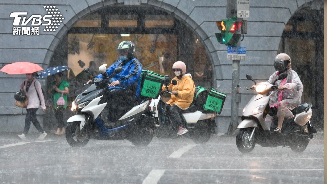 北台灣週一仍持續強風大雨。（圖／TVBS資料畫面）