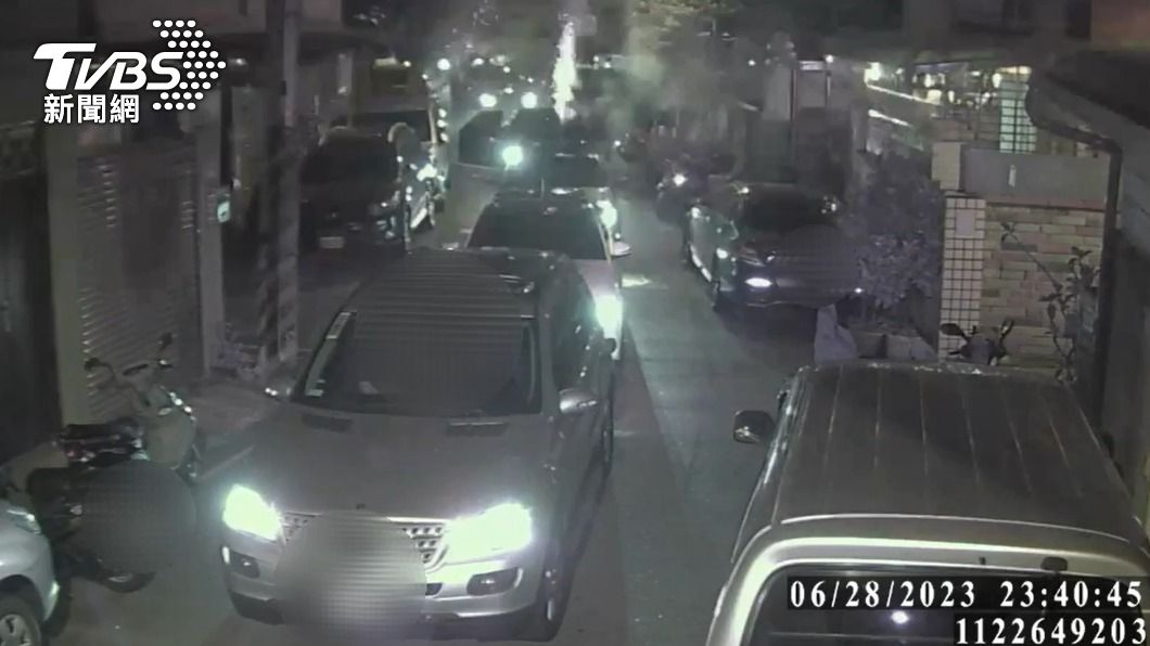 監視器拍下8輛車停留在巷弄內放鞭炮。（圖／TVBS）