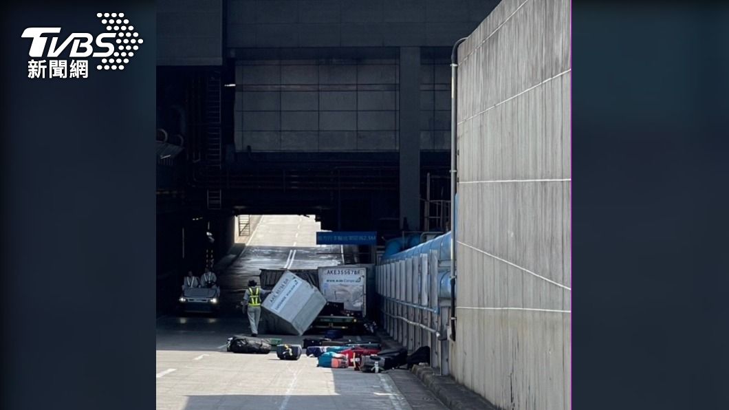 行李櫃互相碰撞後，旅客的行李噴出散落在機坪地上。（圖／讀者提供）