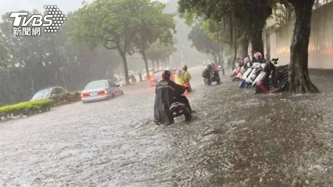 Heavy rain causes severe traffic disruption in Taipei (TVBS News) Heavy rain causes severe traffic disruption in Taipei