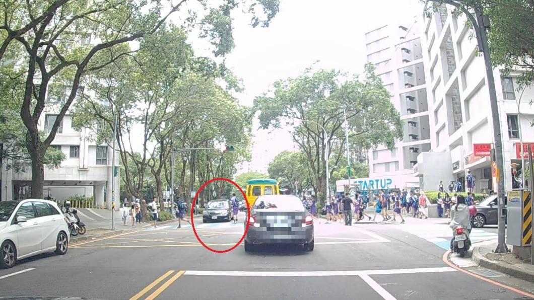 小轎車闖紅燈還未停讓行人，差點撞上過馬路的學童。（圖／翻攝Facebook林口大家庭）