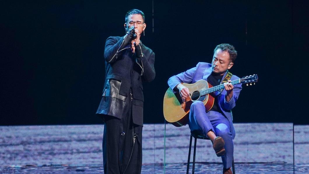 黃奇斌和日本吉他手大竹研，代表緬懷已故音樂人。（圖／台視提供）
