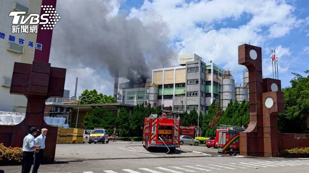 桃園工廠失火。（圖／TVBS） 桃園紡織廠大火黑煙竄　百名警消馳援1人送醫2人受困