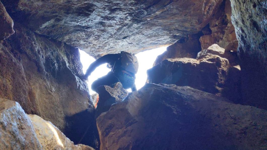 ７０歲的梁姓男子，一人獨自登茶壺山，卻走到山洞內受困，請求消防局協助。（圖／新北市消防局提供）