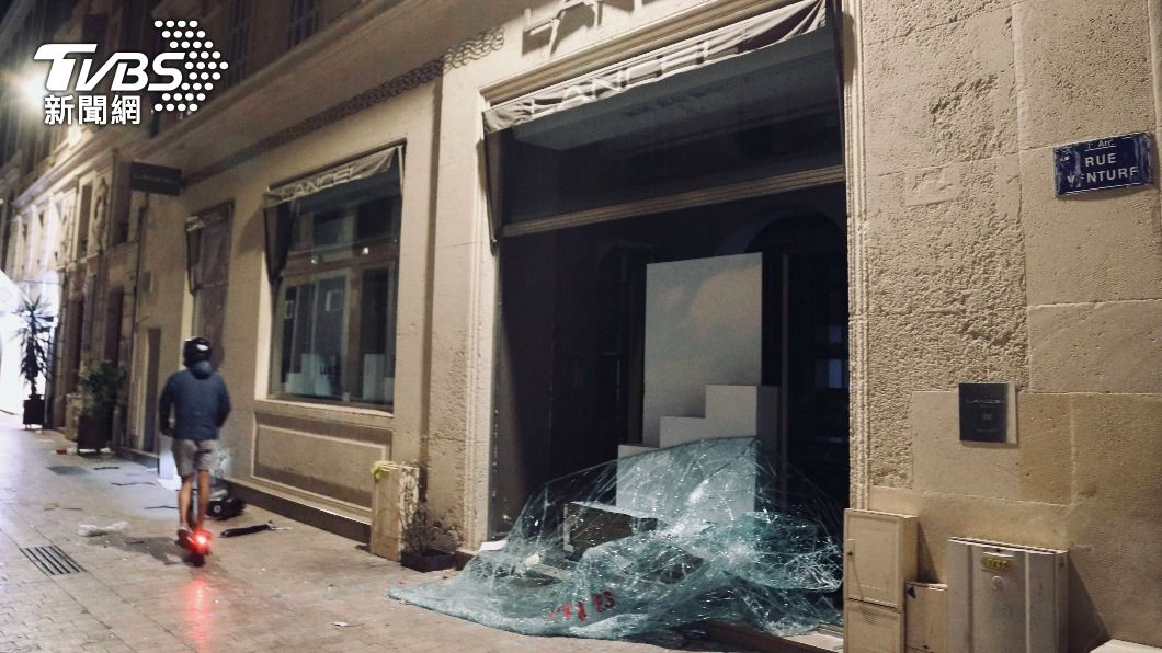 法國各地發生暴動，不少店鋪遭到波及。（圖／達志影像美聯社）