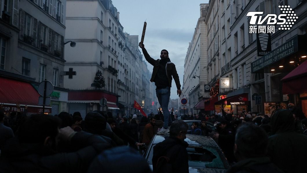 法國居民在事發當天就上街抗議，之後越演越烈。（圖／達志影像美聯社）