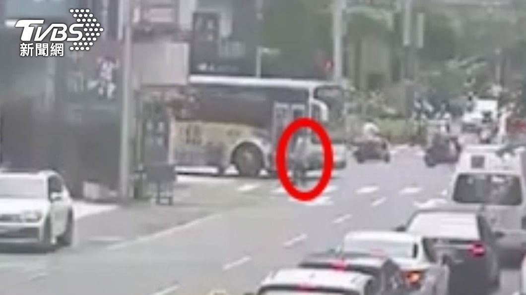 行人遭轉彎公車撞上。（圖／TVBS）